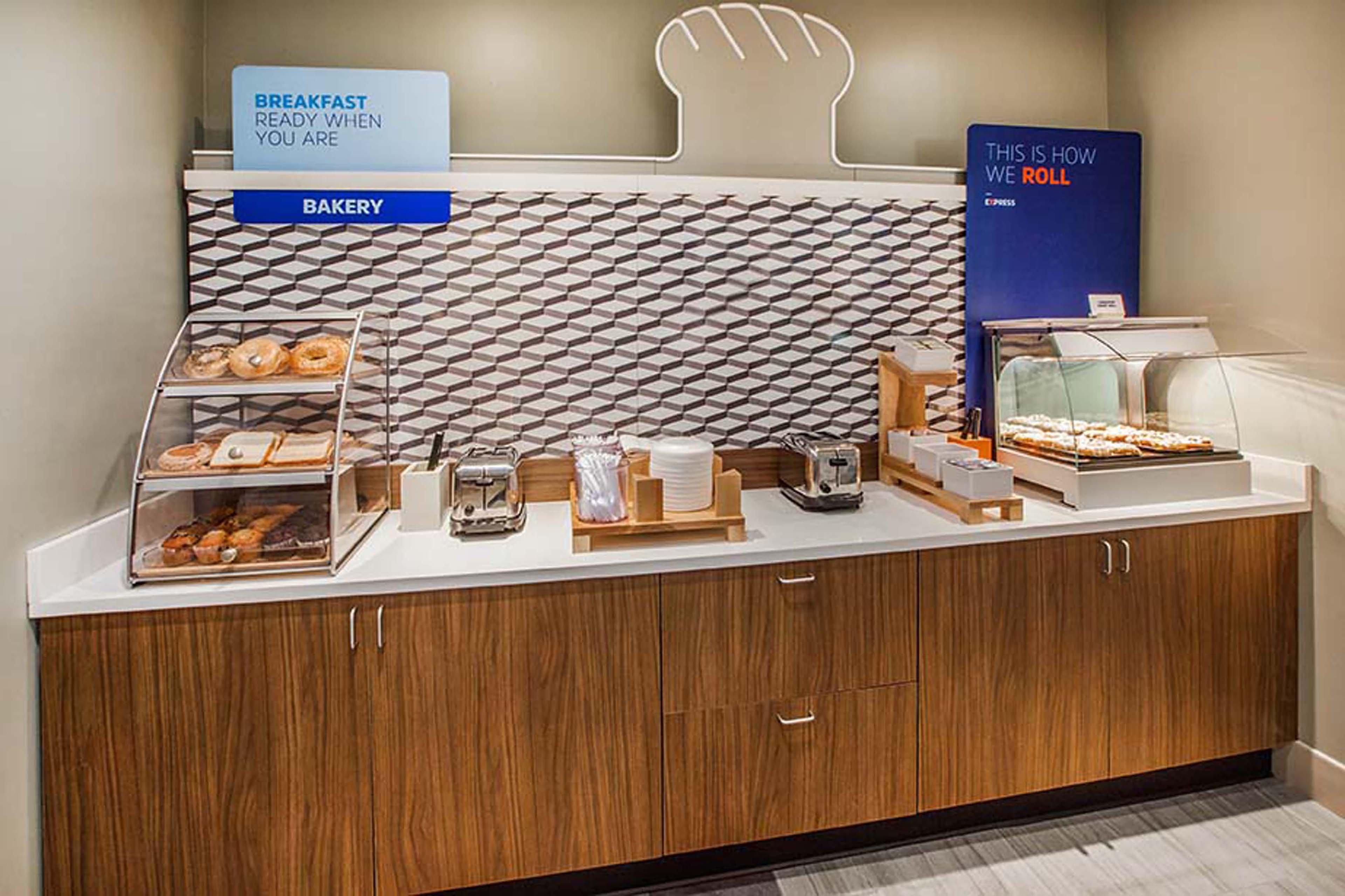Holiday Inn Express Hotel & Suites Belmont By Ihg Dış mekan fotoğraf
