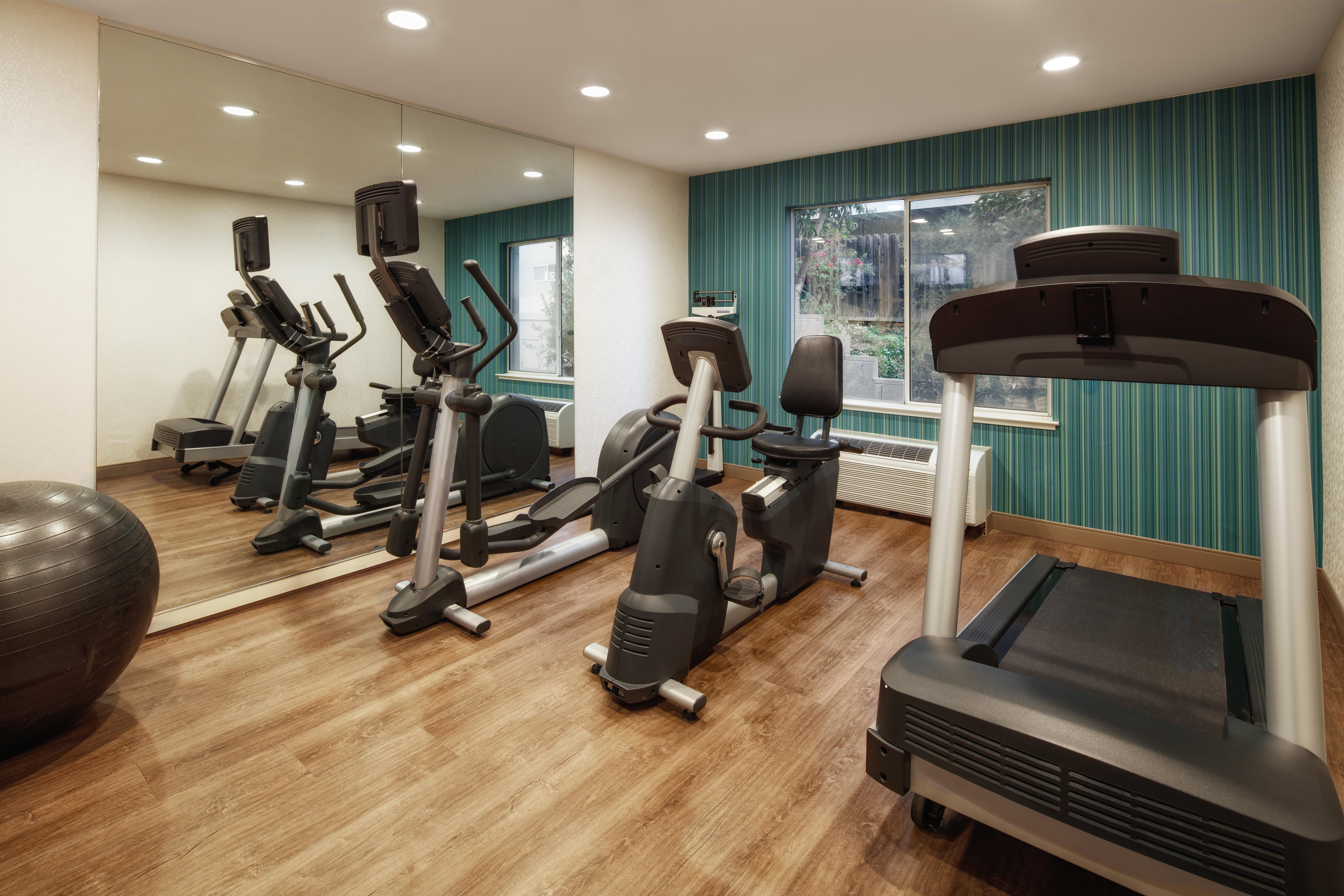Holiday Inn Express Hotel & Suites Belmont By Ihg Dış mekan fotoğraf